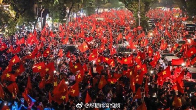 Mạng xã hội Trung Quốc ngập tràn hình ảnh ăn mừng của CĐV Việt Nam 