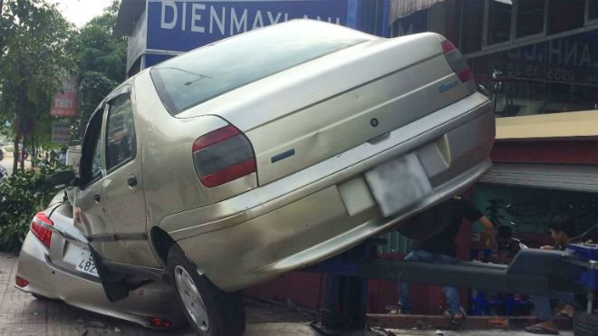 Xe 4 chỗ mất lái bất ngờ húc văng ô tô khác trên vỉa hè