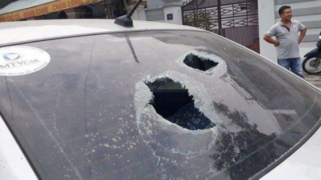 Người đàn ông đuổi đánh tài xế, dùng gạch đập vỡ kính ô tô sau va chạm giao thông