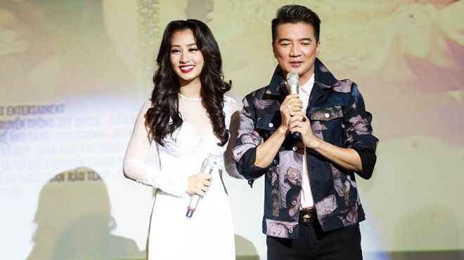 Thu Hằng bolero tri ân Đàm Vĩnh Hưng bằng chiếc micro nạm vàng từ tiền cát sê 1 tháng