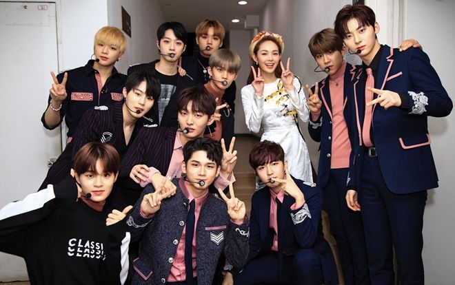 Minh Hằng nền nã trong tà áo dài truyền thống, xinh đẹp bên cạnh dàn mỹ nam Wanna One