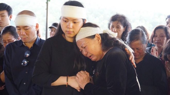 Vợ con khóc ngất khi đưa tro cốt thầy Văn Như Cương về nghĩa trang an nghỉ