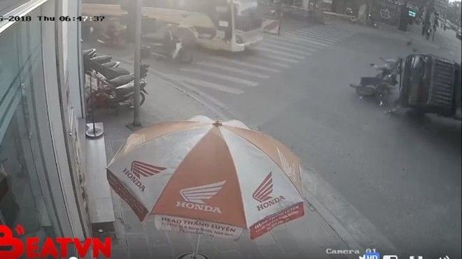 Clip người đàn ông đạp xích lô thoát chết 'vi diệu' sau khi bị ô tô tông trực diện