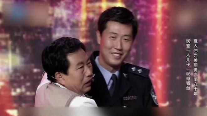 Cảnh sát đóng giả con trai của cặp vợ chồng già suốt 5 năm và câu chuyện đằng sau đầy xúc động