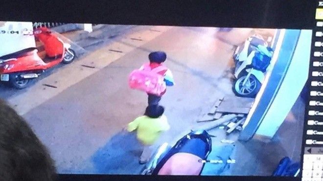 Bé trai 5 tuổi mồ côi mẹ mất tích bí ẩn, trên tay cầm hai hộp sữa