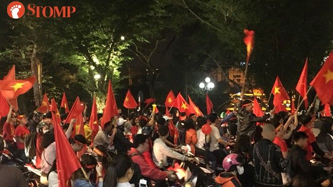 Không khí ăn mừng chiến thắng của CĐV Việt Nam tràn ngập trên báo Singapore