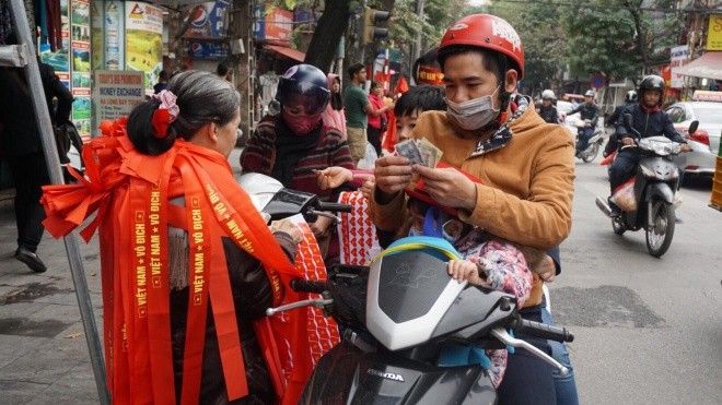 Cờ Tổ quốc, băng rôn ‘cháy hàng’, làm không kịp bán trước trận chung kết của U23 Việt Nam