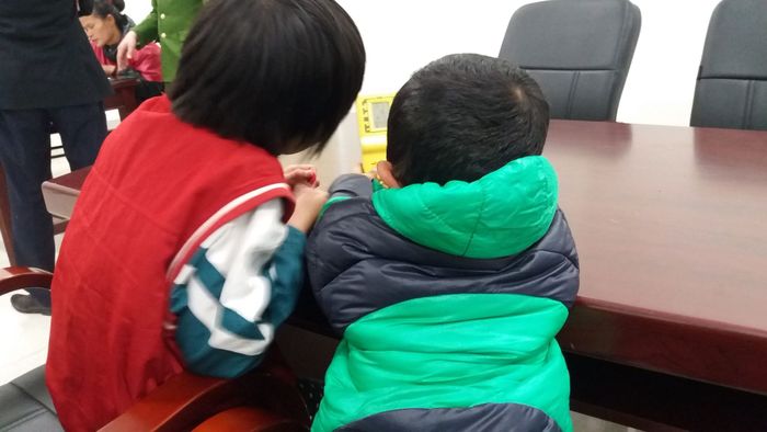 Cậu bé mồ côi mẹ mất tích được tìm thấy sau một đêm lang thang cùng bé gái 10 tuổi