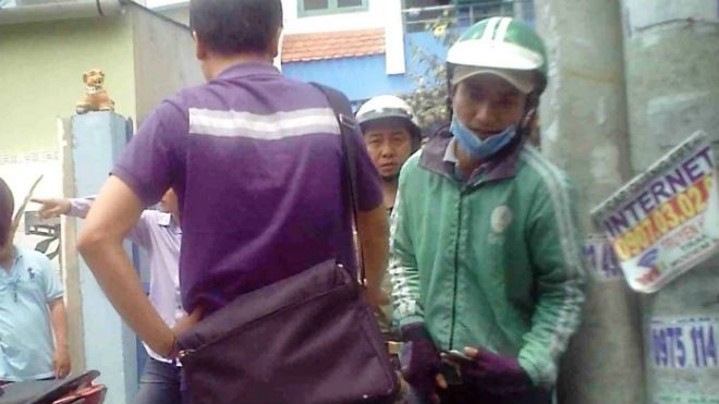 Tài xế GrabBike bị nhóm đối tượng tấn công bằng bình xịt hơi cay cướp xe máy ở Sài Gòn