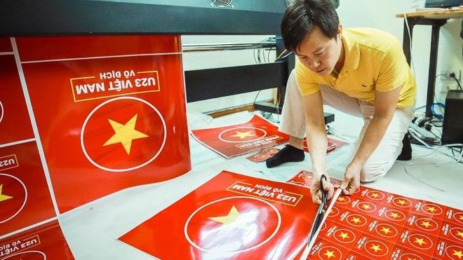 8X chi 150 triệu in hàng nghìn hình dán miễn phí cho cổ động viên U23 Việt Nam