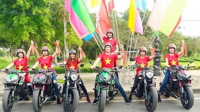 Sốt xình xịch với dàn chân dài và ca sĩ Phi Hùng đi mô tô 'khủng' cổ vũ U23 Việt Nam