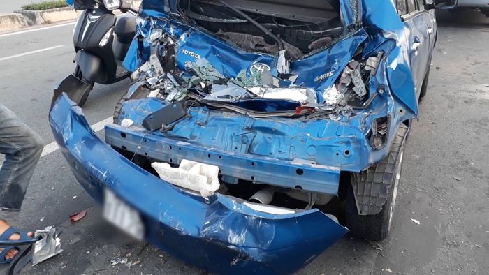 Va chạm liên hoàn giữa 4 phương tiện trên đại lộ Phạm Văn Đồng, ô tô bẹp dúm