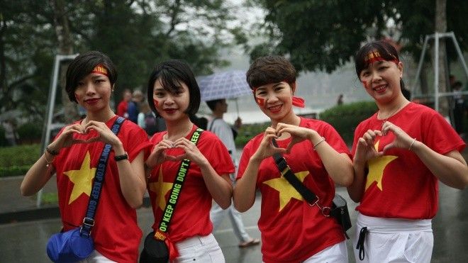 Bất chấp mưa rét, nhiều người đổ về bờ hồ Hoàn Kiếm chờ xem trận chung kết của U23 Việt Nam