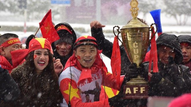 Mưa tuyết khắc nghiệt, cổ động viên Việt tại Thường Châu vẫn nhảy nhót reo hò vì phấn khích