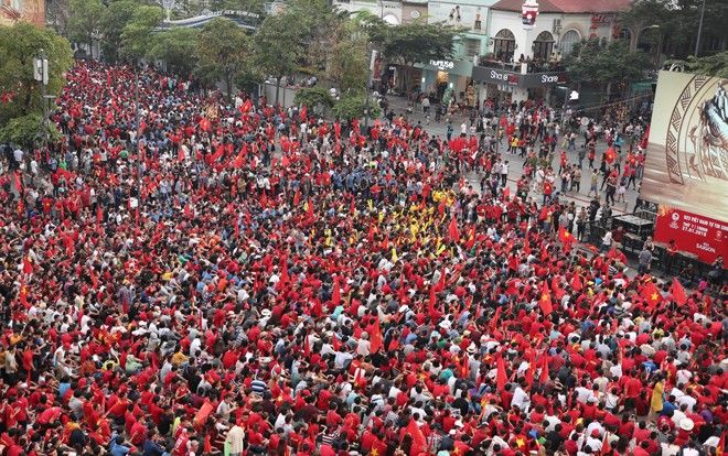 Nổi da gà với hàng chục ngàn người hát Quốc ca ở phố đi bộ Nguyễn Huệ