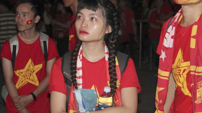 Fan nữ xinh vừa lau nước mắt, vừa dọn rác sau thất bại của U23 VN