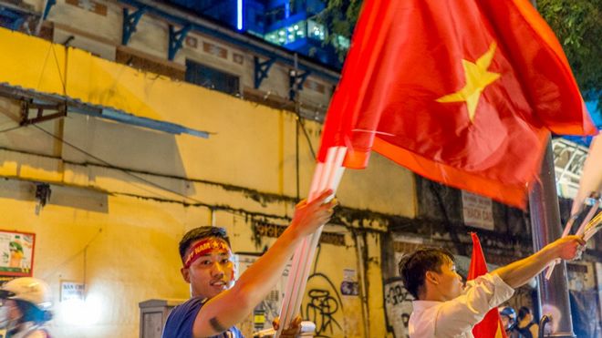 Phóng viên nước ngoài choáng ngợp vì Việt Nam thua nhưng người dân vẫn đi 'bão' như thường