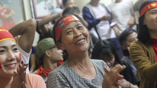 Rất đông người dân ra đón U23 Việt Nam, vì sao gia đình cầu thủ xứ Nghệ lại quyết định ở nhà?