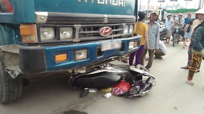 2 vợ chồng bị cuốn vào gầm xe ben, tử vong tại chỗ