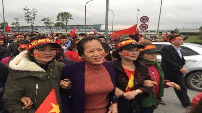 Mẹ Tiến Dũng và bố Quang Hải nói gì khi ra đón con trai?