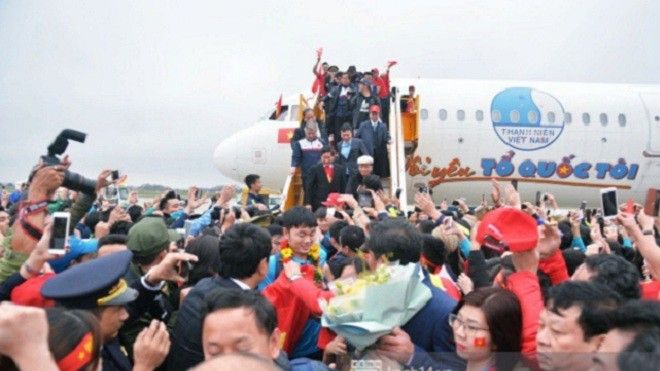 Khoảnh khắc xúc động: 'Người hùng' Quang Hải ôm chầm bố mẹ và anh trai ngay khi xuống sân bay