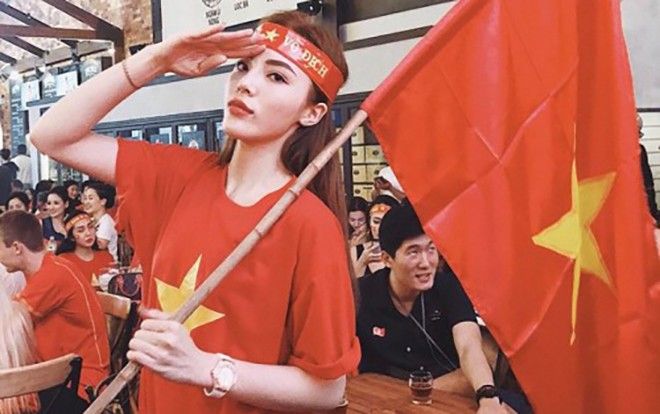 U23 Việt Nam về nhì vẫn được lòng dân, sao Việt đồng loạt mặc áo 'cờ đỏ, sao vàng' xuống phố