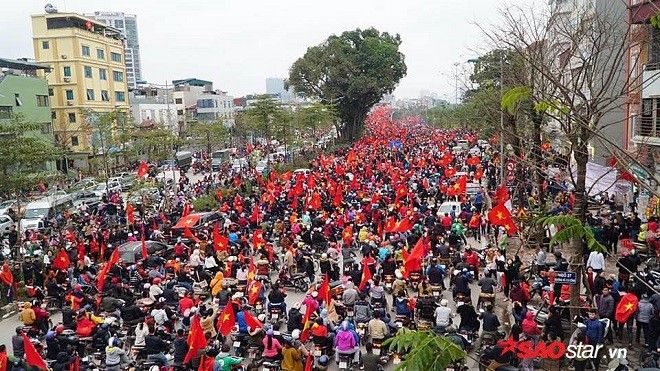 Clip: Nhìn từ trên cao để thấy biển lớn cờ đỏ sao vàng chào đón U23 Việt Nam
