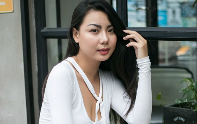 Người mẫu Next Top diện bikini đón U23 Việt Nam về nước: 'Tôi không liên quan gì trong chuyện này!'