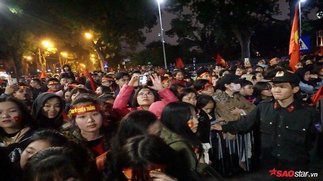 Từ sáng sớm đến tối mịt, đông đảo người hâm mộ vẫn tưng bừng khí thế chào đón U23 Việt Nam
