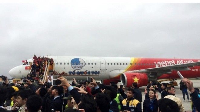 Tiếng xấu đồn xa: Cảnh 'xôi thịt' trên máy bay chở U23 Việt Nam về nước lên báo Thái