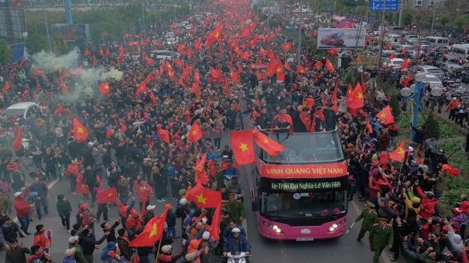 Xúc động hình ảnh người dân đón đội U23 trên báo Uzbekistan: Người hâm mộ Việt Nam đón những người hùng về nước!