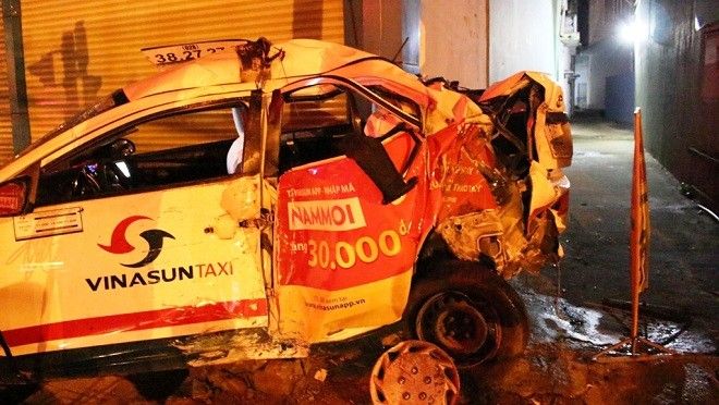 Đậu taxi trên vỉa hè ngủ, tài xế vẫn bị tông chết