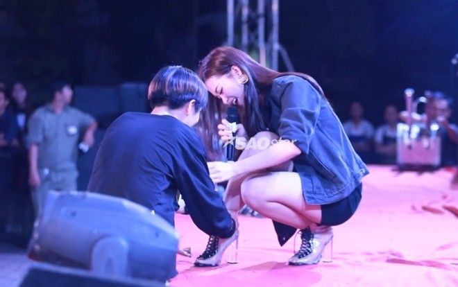 Clip đáng yêu: Fan nam chạy vội lên sân khấu buộc giày cho Đông Nhi