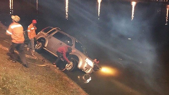 Xe 7 chỗ bất ngờ mất lái lao xuống hồ Xuân Hương lúc nửa đêm