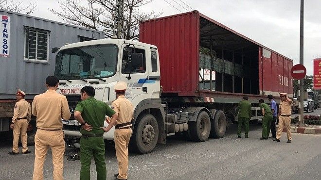 Xe máy nát bươm dưới gầm container, người đàn ông thoát chết hi hữu