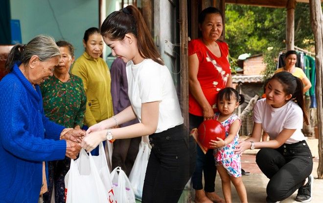 Lê Âu Ngân Anh thăm hỏi người nghèo sau đề nghị tước vương miện Hoa hậu Đại dương