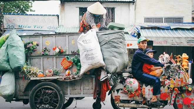 Tết đã cận kề thế này rồi trên chiếc xe rác chở đầy mùa xuân ở Sài Gòn
