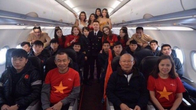 Phạt hãng hàng không Vietjet 40 triệu sau vụ người mẫu mặc bikini trình diễn trên chuyến bay chở U23