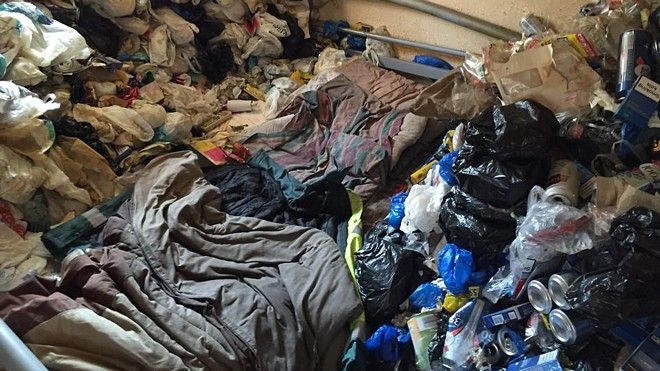 Cho thuê nhà 12 năm, chủ nhà khóc thét khi thấy căn phòng tan hoang như bãi rác