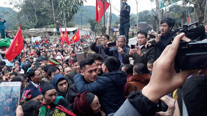 Người dân quê nhà mổ trâu đón anh em người hùng Bùi Tiến Dũng - Tết như đang về sớm nơi đây!