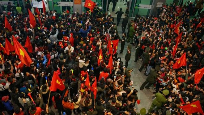 Người dân xứ Nghệ ra sân bay Vinh chăng băng rôn đón 4 cầu thủ U23 Việt Nam