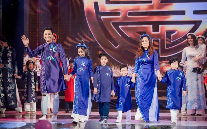 Gia đình MC Phan Anh tự tin catwalk trong tà Áo dài do hoa hậu Ngọc Hân thiết kế