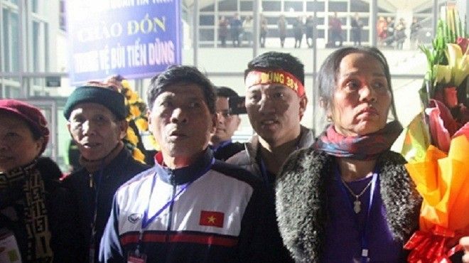 Mẹ của Bùi Tiến Dũng: ‘Trời mưa, tôi cũng nhất quyết chờ con trở về’