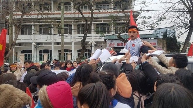 Người dân Thái Bình nô nức tràn ra đường đón cầu thủ Đoàn Văn Hậu trở về 'vinh quy bái tổ'