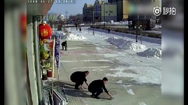 Đánh rơi tiền lả tả khắp đường, người đàn ông nhận được cái kết ngoài sức tưởng tượng