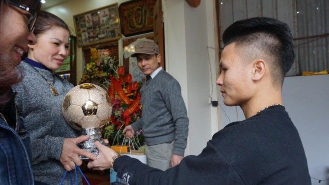 Món quà bất ngờ Quang Hải tặng mẹ ngày trở về