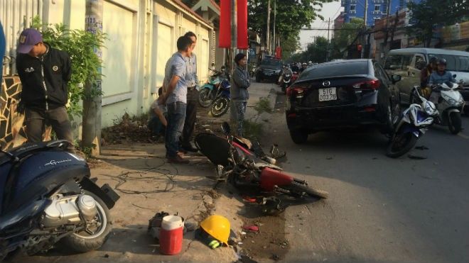 Ô tô ‘mất lái’ húc hàng loạt xe máy, nhiều người đi đường hoảng sợ