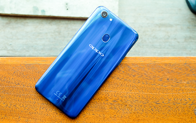 Cận cảnh OPPO F5 màu 'xanh thạch anh' đẹp khó cưỡng