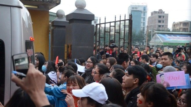 Hàng nghìn người dân Hải Dương vây kín xe ô tô chở Văn Thanh và các cầu thủ U23