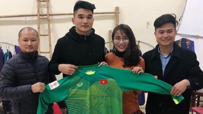 Áo của thủ môn Bùi Tiến Dũng được đấu giá lên đến 30 triệu đồng